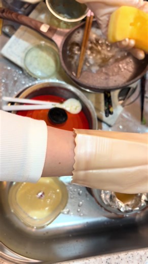 綺麗にお片付け🙈 お料理のめんどくさいのがお片付けだよねーー😖🥲 なのでわたしは ○分までに終わらす！や、 洗い物○分アタック！ と、1人ゲーム大会のようにして終わらせます😛 自分との勝負💪 勝てばご褒美でいつもよりゆっくりお風呂に入ったり コンビニスイーツを買っちゃったりしています🥇 プロ主婦最高！🤫💓 #旦那弁当 #おうちご飯 #キッチンリセット #掃除グッズ