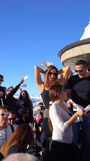 L’après-ski di Baita 2000 con la musica del DJ Andrea Luis vi fa ballare tutti i giorni nelle vacanze di Natale! Prenota il tuo tavolo al 338 5202908 Video: @matte_arma_04 #baita2000 #limonepiemonte #riservabianca #apreski #apresski | Baita 2000