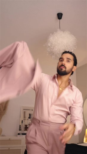 🇪🇸 ¿El color rosa es para hombres? Si o no? Una camisa hecha a medida en algodón egipcio, que no solo se lleva, se siente. Un pantalón de tiro alto, con abotonadura lateral y ceñidores al costado: ajuste perfecto, actitud perfecta. Mocasines de piel vuelta con flecos, un guiño clásico en clave moderna. La americana, con solapa pronunciada, porque la presencia también se construye en los detalles. Un reloj vintage japonés, recordando que el tiempo es el accesorio más valioso. Perfume exclusivo 