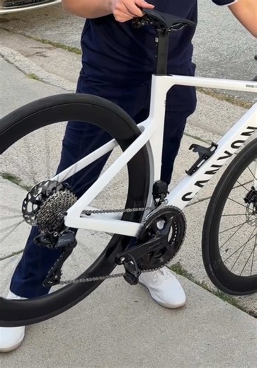 Upgraded from 36T to 54T star ratchet w/ DT Swiss 350 hubs on the @Canyon aeroad Besides faster engagement, man does that angry bee swarm freehub sound good —— #cyclist #fyp #dtswiss #freehub #canyonaeroad