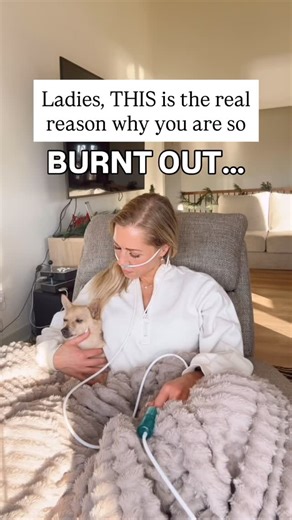 Allyssa LaScala - Integrative Health Practitioner on Instagram: "Ladies, if you feel burnt out, overwhelmed, or frustrated that you “can’t just push through” the way the world tells you to… this might be why (@healthwithholland nailed it) 👇🏼 REALITY: Most productivity advice is built around a male nervous system. 🩵Men are largely operating on a 24-hour hormone cycle, driven by consistency, dopamine, and repeatable output. 🩷Women, on the other hand, run on a ~28-day hormone cycle, and our ner