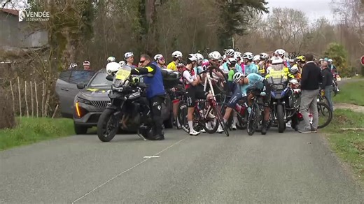 Après plusieurs jours de pause, le Circuit des Plages Vendéennes 2026 reprend avec une quatrième étape masculine au départ de Champ-Saint-Père. La course entre dans une phase décisive sur les routes de Vendée. 📺 À suivre en direct sur TV Vendée de 15h à 17h. Cette étape pourrait rebattre les cartes du classement général. Les équipes devront se montrer offensives pour saisir la moindre opportunité dans une course toujours aussi imprévisible et exigeante. Ne manquez rien de l’actualité de la Vend