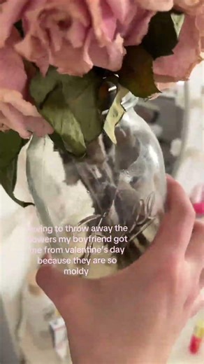 it’s so sad to see them go😭💐 #pink #flowers #boyfriend #fyp