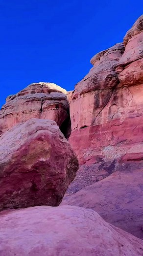 Discover the awe-inspiring Arches National Park, boasting the largest concentration of natural sandstone arches on Earth. With over 2,000 arches scattered across its vast 76,518-acre expanse, this park is a treasure trove of geological wonders. Towering sandstone fins, majestic balanced rocks, and soaring pinnacles and spires dominate the landscape, leaving visitors in awe as they explore the park’s numerous viewpoints and hiking trails. ⛰️📸 #ilovenature #natureloversofinstagram #forestphotogra