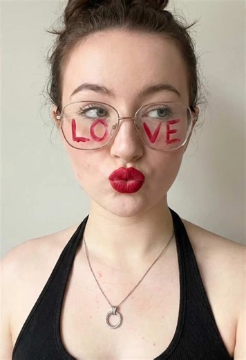 #lovevibes #valentinesday #redlips #collart #glassesstyle When your glasses say it all 😘❤️ Who else is feeling the love today? 💋 My love language: wearing it on my (glasses) sleeve 👓✨ Drop a ❤️ if you’re here for the vibe!Red lips, love glasses, and zero chill 😎 What’s your go-to love day look? 👇