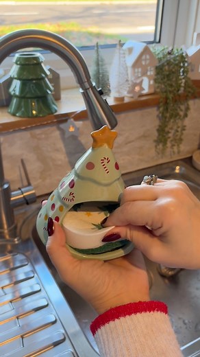 1.3M views · 4K reactions | Festive sink clean 﫧識✨ I picked up the Christmas tree sponge caddy from B&M  來✨識﫧 #asmr #asmrcommunity #asmsounds #asmrrelax #clean #cleaning #deepclean #sinkclean #cleaningaccount #viral #cleantok #reset #motivation #cleaningmotivation #satisfying #reels #reelsinstagram #reelsofinstagram #explore #exploremore #explorepage #discover #fyp #foryoupage #foryou | Home and Tidy | Facebook
