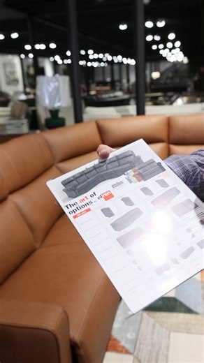 Want to know more about Elran Furniture? It’s a superstar in our motion collection located at Green Front Work Play in Building 12! This Montreal-based brand offers endless possibilities for custom motion design: ✅ Tailor your arm, seat and back styles. ✅ Choose your leather or fabric, your ideal configuration and your optimum power motion functionality. ✅ Add power lumbar support. ✅ Opt for a cordless battery pack to free your layout from wall constraints and enable your furniture to float in t