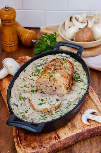 Qui dit automne dit plats réconfortants 🍂😋 Optez pour notre rôti de dinde aux champignons et sa sauce forestière onctueuse 🍄‍🟫 Avec sa cuisson en cocotte au four, vous aurez une viande tendre et fondante qui ravira vos papilles. Et vous, quelle est votre astuce pour cuire la dinde à la perfection ? Dites-nous en commentaire 💚💬 #jaimeladinde #dinde #recette #rôti #miam #recetteautomne #champignons | La Dinde