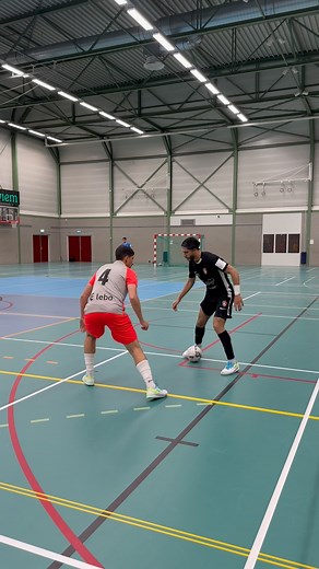 Eredivisie Futsal on Instagram: "Charraoui zoekt een opening ‼️ #skills #futsal #voetbal"