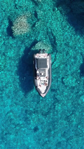 Explore Lefkada’s turquoise waters your way. From Dessimi Beach, we offer everything for a perfect day on the Ionian Sea: ⛵ RIB boats & no-license boats 🛶 SUPs & kayaks 🚣 Pedalo rentals Whether it’s adventure, family fun, or a calm day on the water, Lefkada’s beaches are waiting.
