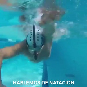 El uso del snorkel frontal mejora la alineación y balance del cuerpo sin necesidad de sacar la cara para respirar. Asimismo mejora la capacidad pulmonar y el consumo de máximo oxígeno al realizar la respiración por la boca a través del tubo. #natacion #amamosnadar #hablemosdenatacion #tecnica #swimtechnique | Hablemos de Natación