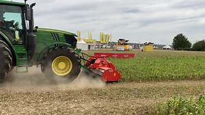 4.8K views · 81 reactions | Découvrez la fraise rotative EL 162-300 BIOMULCH d'une largeur de travail de 3 m pour travailler en surface  Lancez-vous en agriculture régénérative, compostage de surface, désherbage mécanique et biofumigation avec une fraise rotative durable  #KUHNTeam #KUHN #BeStrongBeKUHN #agriculture #machinismeagricole #Culture #salon #foire #nouveauté #Innovagri #Innovagri2022 #Ondes | KUHN France | Facebook