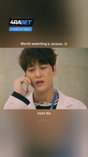 Flip cinema on Instagram: "日本利用压电瓷砖将脚步转化为电能。这些瓷砖捕捉来自你脚步的动能。当你行走时，你的重量和动作会对瓷砖产生压力。瓷砖会轻微弯曲，从而产生机械应力。瓷砖内部的压电材料将这种应力转化为电能。每一步都会产生少量电荷，而数百万步结合在一起就能产生足够的电力来驱动 LED 灯、数字显示屏和传感器。在像涩谷车站这样繁忙的地方，每天大约有 240 万个脚步为这一系统作出贡献。这些电能可以被储存或立即使用，从而减少对传统电力来源的依赖，并支持可持续的城市基础设施。这种方法将日常运动转化为实用的可再生能源 #日本 #知识 #事实 #你知道吗 #推荐 科技 创新 历史 技术 实验 热门 日本利用压电瓷砖将脚步转化为电能。这些瓷砖捕捉来自你脚步的动能。当你行走时，你的重量和动作会对瓷砖产生压力。瓷砖会轻微弯曲，从而产生机械应力。瓷砖内部的压电材料将这种应力转化为电能。每一步都会产生少量电荷，而数百万步结合在一起就能产生足够的电力来驱动 LED 灯、数字显示屏和传感器。在像涩谷车站这样繁忙的地方，每天大约有 240 万个脚步为这一系统作出贡献。这些电能可以被储