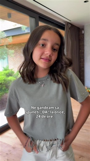 La mulți ani tuturor copiilor! ❤️ Am făcut și noi o glumă de 1 Iunie. Recunosc, și dorința noastră când eram mici era simplă: să auzim de la părinți un singur cuvânt toată ziua „DA!” 😄 Doar că pe vremea noastră era ceva mai puțin riscant. Nu existau atâtea tentații, atâtea idei și atâtea lucruri care pot transforma un „da” într-o aventură pe care părinții o regretă instant. 😅 Așa că poate e mai sigur să rămânem la varianta clasică: o îmbrățișare, un cadou, timp petrecut împreună și multe zâmbe