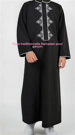 Thobe musulmane traditionnelle pour garçon, col montant brodé de couleur argentée, manches longues, poches latérales, vêtements durable pour célébration du Ramadan #fashion #bodysuit #soldesblackfriday #contemporarymenswear #zarajeans #soccerjersey #anaisboutique #holidaylook #robloxclothing #toddleroutfits
