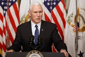 Twiteratii slam US Vice President Mike Pence for ignoring NASA sign
