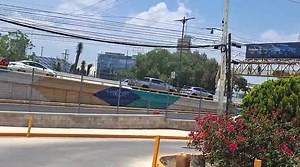 #LaRojaMX | Un vehículo se encuentra detenido en el carril de alta velocidad de la Salvador Nava, en la subida del puente Manuel J. Clouthier en la capital de San Luis Potosí, esto, después de que protagonizó un hecho de tránsito en esta vía contra otros automotores. Tras varios minutos después del suceso vial, llegó una patrulla municipal, la cual abandera el hecho, mientras se llevan a cabo las diligencias pertinentes. #SucesosSLP #LaRojaMx #SLP #AccidentesSLP | La Roja MX