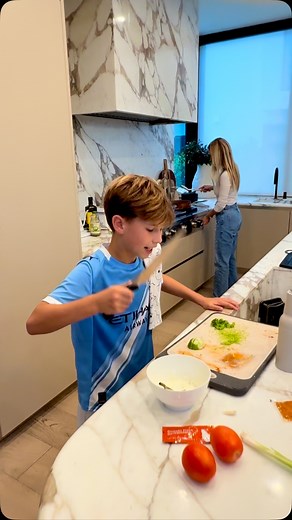 WYNN CHETEK 🇺🇸🇬🇧 | One of the last family dinners before we head to England 🏴󠁧󠁢󠁥󠁮󠁧󠁿 for the entire summer!! Gordon Ramsey 2.0 😊 | Instagram