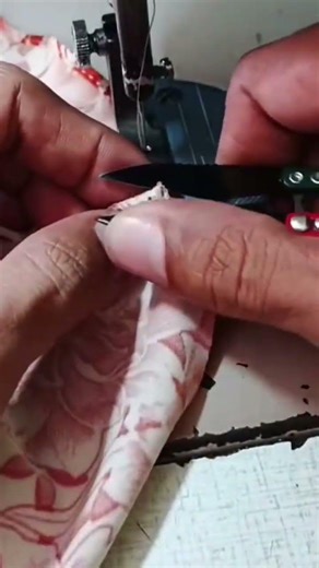 sewing the edges of a piece of cloth using a sewing machine#sewing