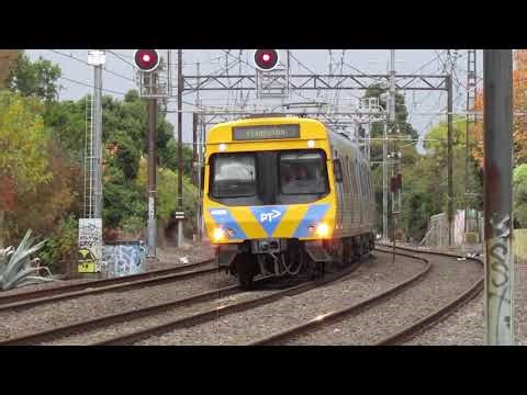Comeng bark horn at Moorabbin Station