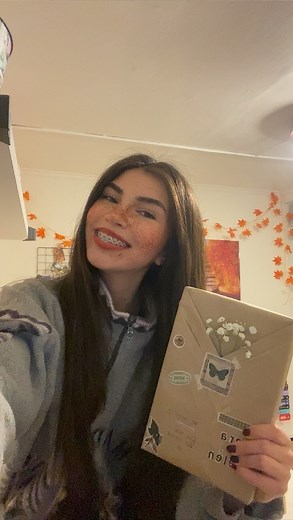 scarlette on Instagram: "El pequeño tutorial visual de cómo envolver un libro con dedicación (junto a una breve reflexión)🤍. Los códigos que les dejé son de stickers referenciales de Shein, pero también pueden conseguir otros de su gusto en otras tiendas o en sus librerías locales :) lo importante es que el regalito tenga su esencia!!🫶🏻 . . . . . . #books #libros #librosenespañol #librosrecomendados"