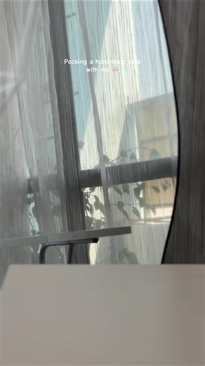 Packing a handmade vase with me 🫶🏻🌸#crochet #crochetflower #crochetersoftiktok