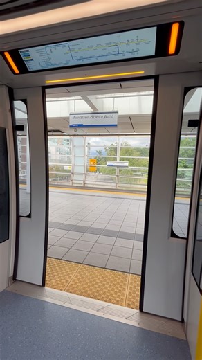 The Vancouver Mark V Skytrain door closing!