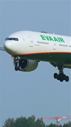 ✈️ EVA Air 🇹🇼 Boeing 777 Sunset Arrival at Amsterdam Schiphol Airport! #planespotting #aviation