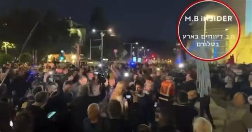 (IRAN CRISIS: US-ISRAEL STRIKES IRAN)BREAKING:UPDATE (1)🇮🇱🇺🇸🇮🇷Anti-war protest erupted in Tel Aviv, Israel, as protesters were forcefully arrested by police forces amid rising electricity and gas prices and tense situation in the Middle East.