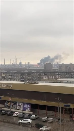 💥 New deep strike at 1,400 km: SBU drones hit Russian oil refinery in Orsk During the day, long-range drones from the SBU's "Alpha" Special Operations Center successfully struck the "Orsknefteorgsintez" refinery, located in the city of Orsk, Orenburg region. At least four explosions were reported on the territory of the refinery, followed by intense smoke. | Ukraine Breaking News