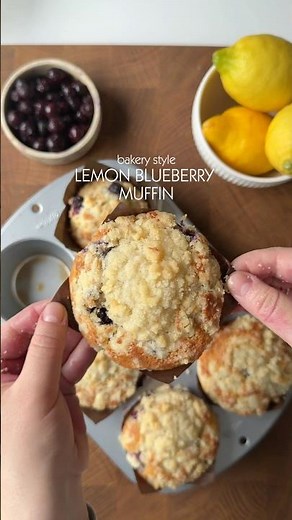 Bakery style lemon blueberry muffins. Full recipe on delicate-kitchen.com #bakerymuffin #muffin