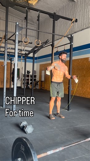 Jose Rajadell Planes | Fitness coach on-line on Instagram: "CHIPPER For time 50 Double unders 25 Front squats (60/40Kg) 50 Alt. DB Clean & Jerk (22’5/15Kg) 25 Toes to bar 50 Double unders 25 Overhead squats (40/30Kg) 50 Alt. DB Snatch (22’5/15Kg) 25 Burpees 50 Double unders Time cap 30’ ⏱️ Objetivo sub 20’ 🎯 Chipper completo, diseñado para poner a prueba fuerza, resistencia y mentalidad. No se trata solo de acabarlo, se trata de mantener el ritmo cuando el cuerpo quiere parar. #crossfit #crosst