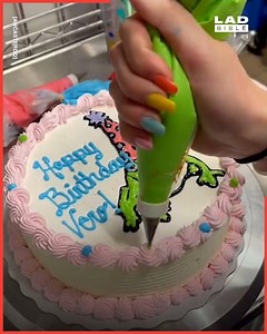 The process of making and decorating ice cream cakes is so satisfying! 🎂🍦 | LADbible