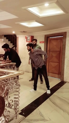 look at the black guy 😅@vivekbhagana #bollywood #parindey #danceindia #dance @tiktok_india @tiktok