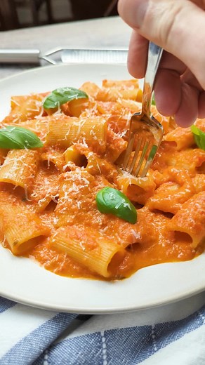 Creamy Roasted Red Pepper Sauce with Rigatoni Recipe