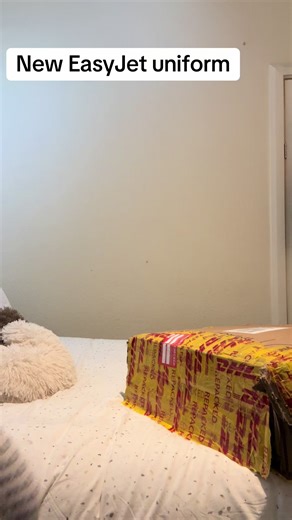 Unboxing the New EasyJet Cabin Crew Uniform