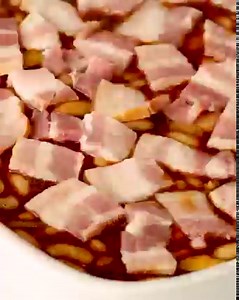 These Maple Bacon Baked Beans are the best quick and easy side dish. They're made with canned (or dried!) white beans and crispy bacon tossed in a thick, sweet, and smoky sauce. Recipe: https://www.thereciperebel.com/maple-bacon-baked-beans/ | The Recipe Rebel