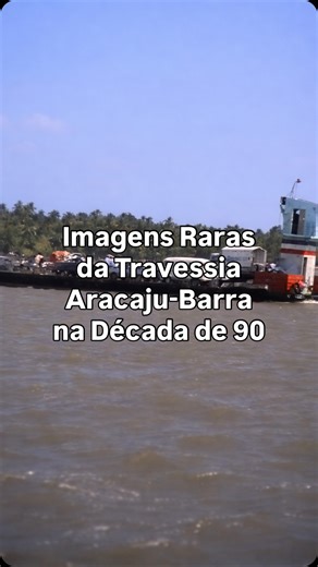 Travessia entre Aracaju e Barra dos Coqueiros, anos 90. Antes da ponte, o caminho era pela água. Balsas levando carros. Lanchas levando pessoas. O trecho onde hoje passa a Ponte Aracaju–Barra ainda era só rio. A aproximação do terminal hidroviário da Barra. Os tototós cortando a paisagem. Uma gravação rara, com ótima qualidade, preservada e convertida pela Nova Linha HD, especialista em transformar fitas VHS em arquivos digitais. Essa empresa é parceira da página — e esse registro só chega até a