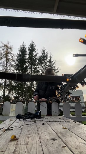 174 reactions | Muss sind wir wieder. Auspacken, kontrollieren und reparieren. Dieses mal war es der Komet ☄️ #weihnachten #weihnachtslichter #weihnachtszeit #weihnachtshaus #weihnachtsdeko #weihnachtshäuschen #loitz | Weihnachtshaus in Trantow - Vorpommern | Facebook