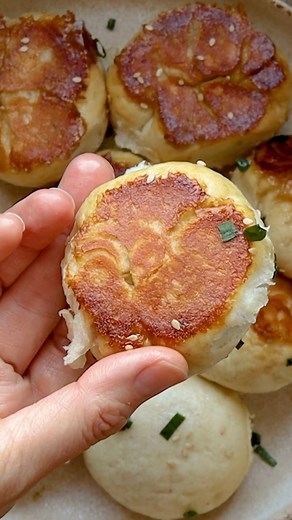 WoonHeng Chia on Instagram: "Vegan 'Pork' Jian Bao😋 (pan-fried buns) have a soft fluffy texture on the outside and a scrumptious flavorful filling on the inside using OmniPork Ground from @omnifoods.global. When I first saw OmniFoods in Asia, I was hoping they would expand to the US😍, and yay, they are now available at all Sprouts and select WholeFoods Market locations nationwide.💓⁣ ⁣ You know I love dumplings, buns, or anything that is wrapped together! These vegan 'pork' jian bao are now ou