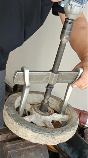 How to Remove STUCK Rusted Pulleys Easily! 🛠️ | 2-Jaw Gear Puller Tutorial" #shortsfeed