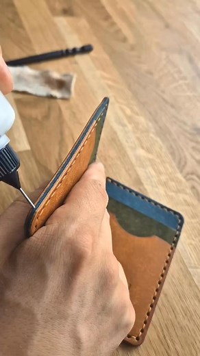 17K views · 248 reactions | Edge burnishing of a handmade leather bifold wallet for men and women #leadhershows #Leadhar #leathercraft | Leather Show | Facebook