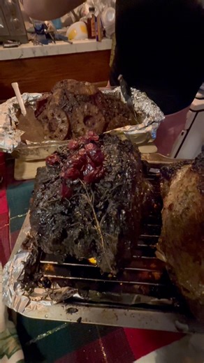 Dilemme du dîner de Noël. #DinerDeNoel #CoteDeBoeuf #JambonGlace #Canneberge #Ananas #CuisineDeNoel #Fetes #Gourmand #ChoixGourmand | Mehdi Chbicheb en français