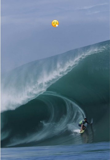 Stunning Surfing Wave Ride by Lucas Chumbo