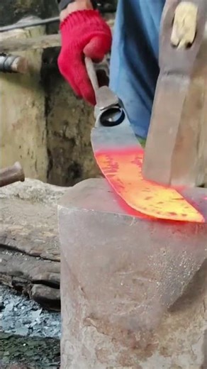proses membuat parang #Blacksmithing#Forging #Metalwork #Craftsmanship #TraditionalArt #SteelForging