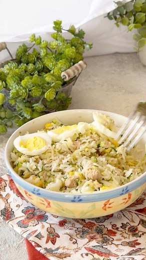 Insalata di riso con tonno e zucchine Ingredienti e dosi 280 g Riso 2 Uova 1 zucchina 160 g Tonno sott’olio q.b. Erba cipollina q.b. Olio extravergine d’oliva q.b. Sale q.b. succo di limone La ricetta completa⬇ https://blog.giallozafferano.it/cucinoperpassione/insalata-di-riso-con-tonno/ | Cucino per Passione di Barbara Benetti