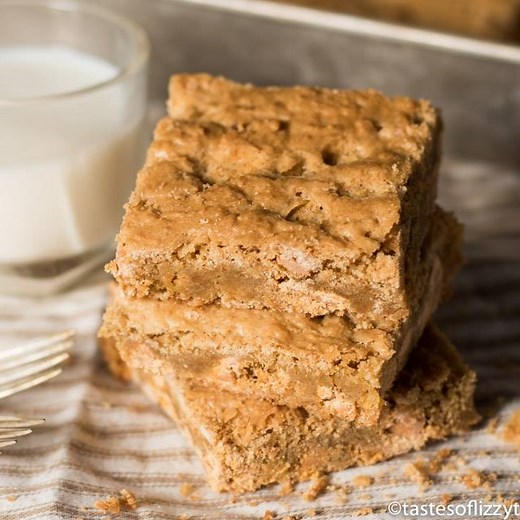 10 minutes & 1 bowl...and these BUTTERSCOTCH COOKIE BARS are in the oven! https://www.tastesoflizzyt.com/butterscotch-cookie-bars/ | Tastes of Lizzy T