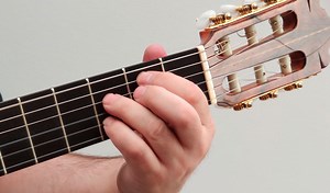 Guitarist´s Nails. Shape, Filing, Care and Tips