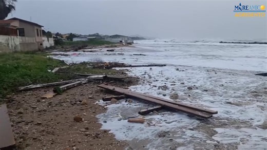 Agrigento. Il ciclone Harry ha danneggiato quasi tutti i chioschi di San Leone. | Giornale Centro Sicilia