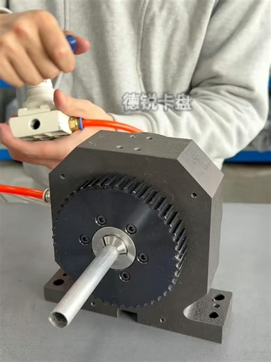 High-precision spindle chuck with pneumatic chuck featuring a center through-hole design to support rear feeding; used in the machining of high-precision electronic and electrical parts.#chuck #pneumaticchuck #colletchuck #pneumatic #chucks #lasercuttingtube #Hydraulic #air #cnc #minichuck #laser #rotary #Hollow #automotivetools #lathe #pneumatici #collet #automatic #colle #Pneumatic